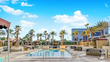 3 piscines extérieures, chaises longues