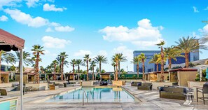 3 outdoor pools, sun loungers - Signature Condos (Las Vegas)