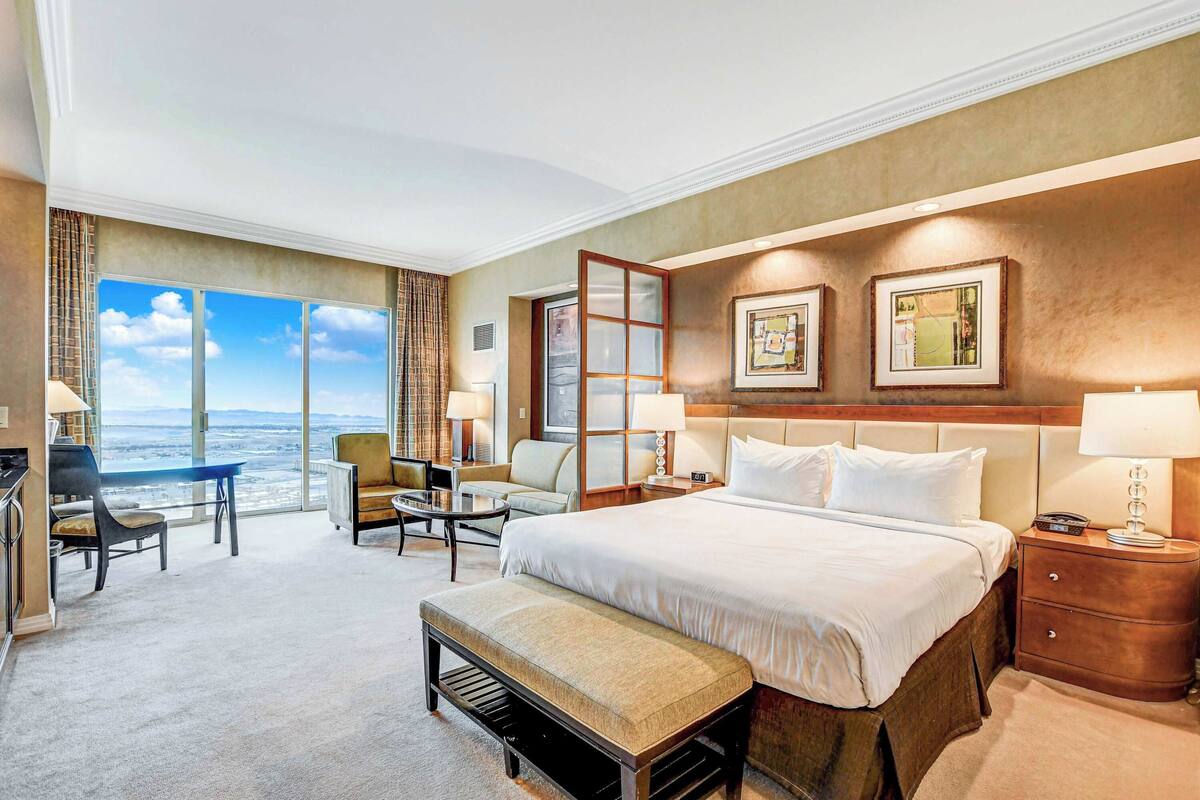 Deluxe Studio | 1 bedroom, in-room safe, individually decorated, individually furnished