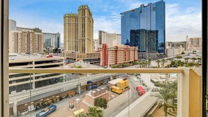 Un paisaje urbano con rascacielos, incluyendo un hotel con una torre distintiva y un edificio moderno de vidrio.
