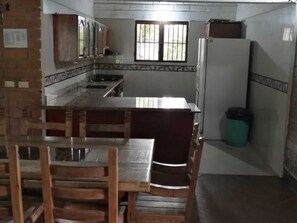 Kühlschrank, Herdplatte, Kochgeschirr/Geschirr/Besteck, Esstisch