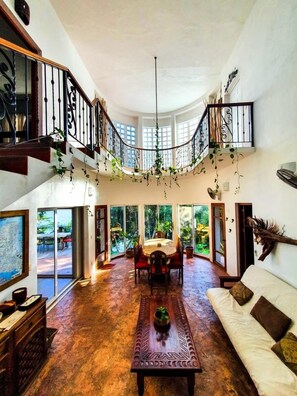 Smart TV, fireplace, DVD player, books - MAYA CALA ~LAKEFRONT STUNNING PRIVATE SETTING  DOCK PALAPA & SWINGS SUP-B KAYAKS (Bacalar)