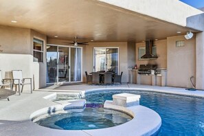 Outdoor dining - Serenity Peaks- Gorgeous Pet Friendly Villa in Scottsdale with Pool, Spa, and Bi (Scottsdale)