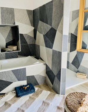 Combined shower/tub, hair dryer, towels