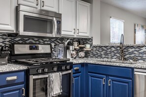 Fridge, microwave, oven, stovetop - Cozy Home in Downtown Fishers (Fishers)