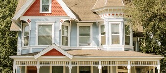 Charming, Historic Upper Walk to Downtown, Shops + Festivals