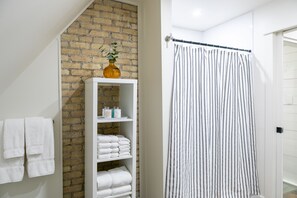 Ensemble douche/baignoire, sèche-cheveux, serviettes fournies, savon