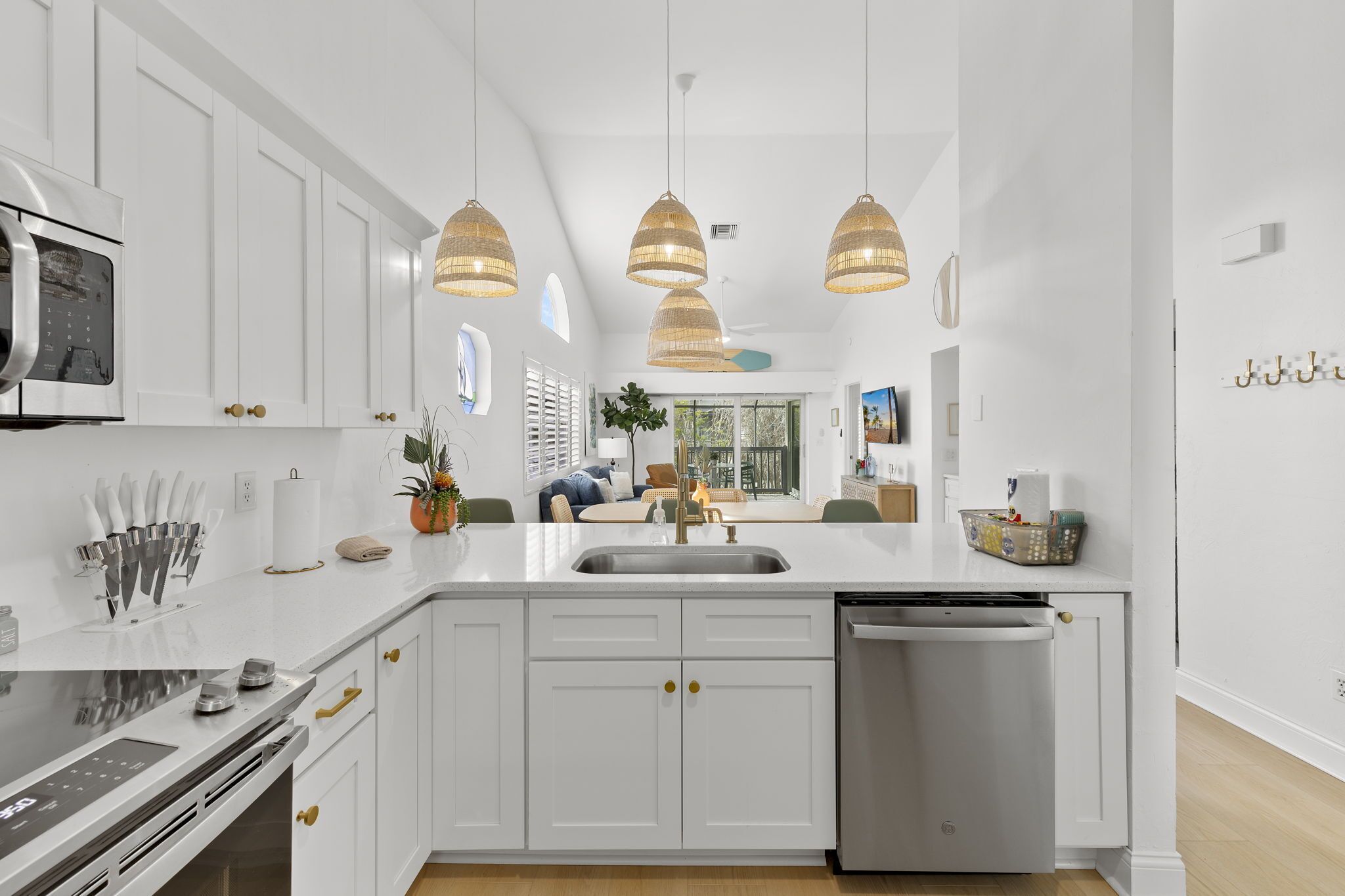 焗爐、洗碗機、咖啡機/沖茶器、高腳椅