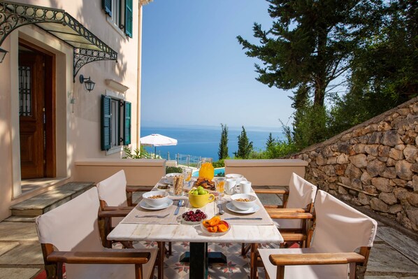 Outdoor dining - Boutique Villa Andronice with amazing view at the Ionian Sea (Tsoukalades)