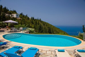 An infinity pool, sun loungers - Boutique Villa Andronice with amazing view at the Ionian Sea (Tsoukalades)