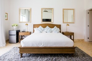 5 makuuhuonetta, työpöytä, silitysrauta/-lauta, vauvan matkasänky