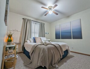 3 sovrum, skrivbord, strykjärn/strykbräda och resesäng