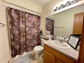 Ensemble baignoire-douche, baignoire à remous, séchoir à cheveux