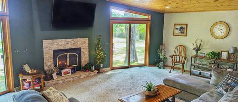 TV connectée, cheminée, livres