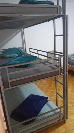 1 dormitorio, tabla de planchar con plancha, wifi gratis y ropa de cama