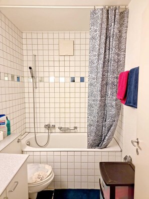 Apartamento, várias camas | Banheiro | Chuveiro/banheira combinados, banheira de imersão, toalhas de banho 