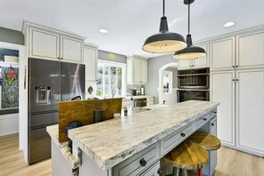 Réfrigérateur, four à micro-ondes, un four, surface de cuisson