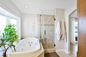 Badewanne, Whirlpool, Haartrockner, Handtücher