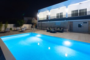 住宿正面 - 傍晚/夜晚