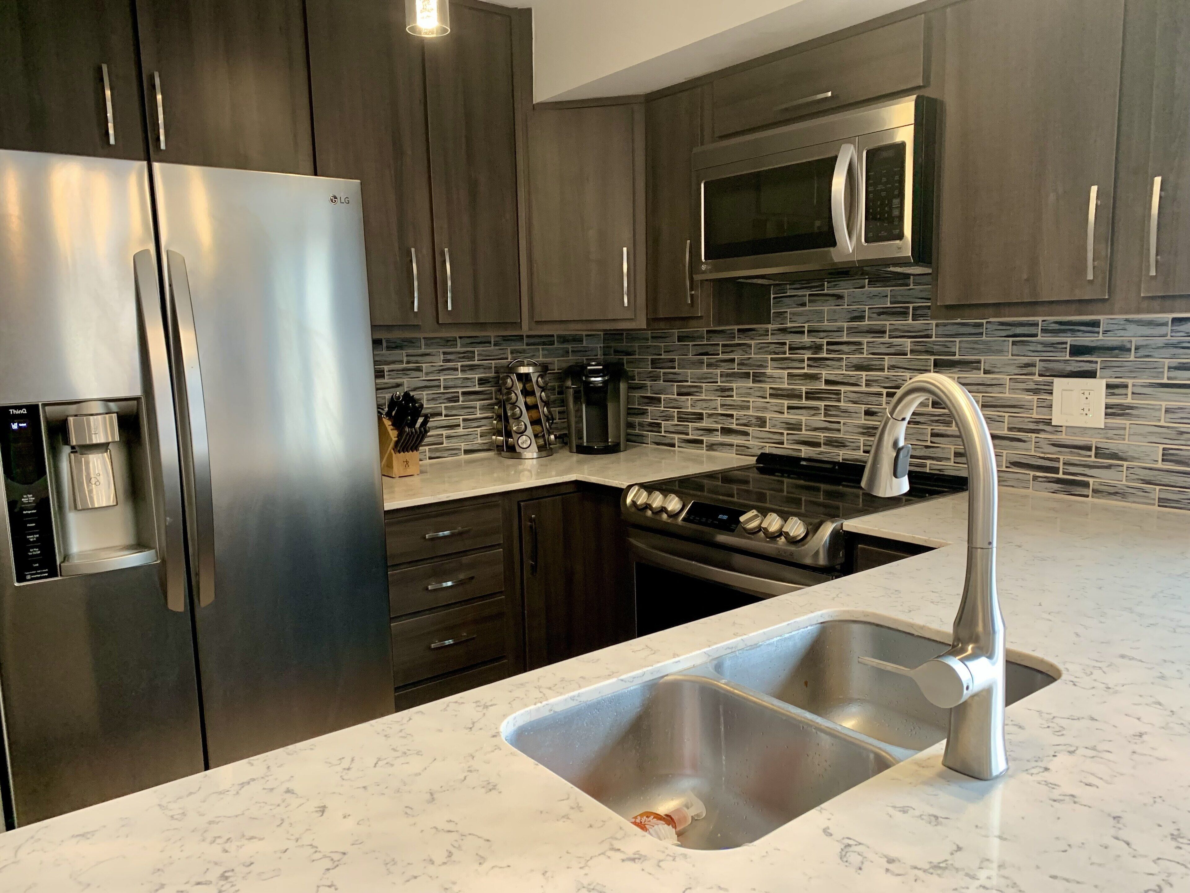 Een koelkast, een microgolfoven, een oven, een kookplaat