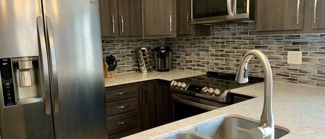 Refrigerador, microondas, horno y parrilla de estufa