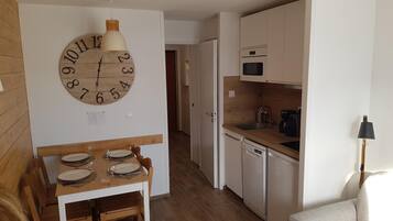 Een koelkast, een microgolfoven, een kookplaat, een vaatwasser