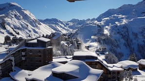 A snow-covered mountain village with wooden buildings and a ski slope. - Studio 4 P amazing vue (Avoriaz)