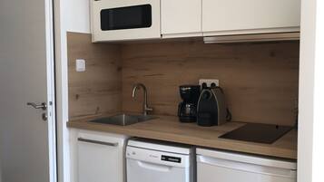 Fridge, microwave, stovetop, dishwasher