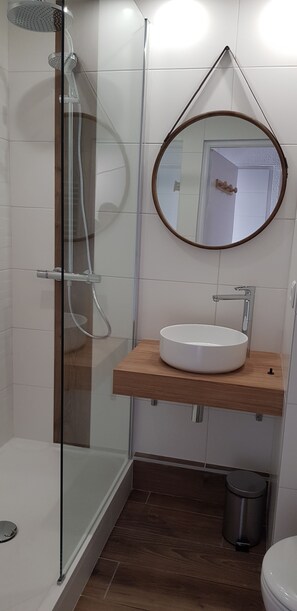 Bruser, hårtørrer, håndklæder, Toiletpapir