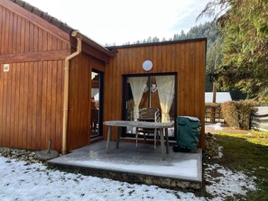 Outdoor dining - Chalet Capucine 1 in the heart of the Vosges mountains (Gérardmer)
