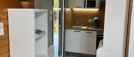 Réfrigérateur, micro-ondes, four, plaque de cuisson