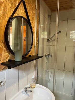 Dusche, Haartrockner, Handtücher, Seife