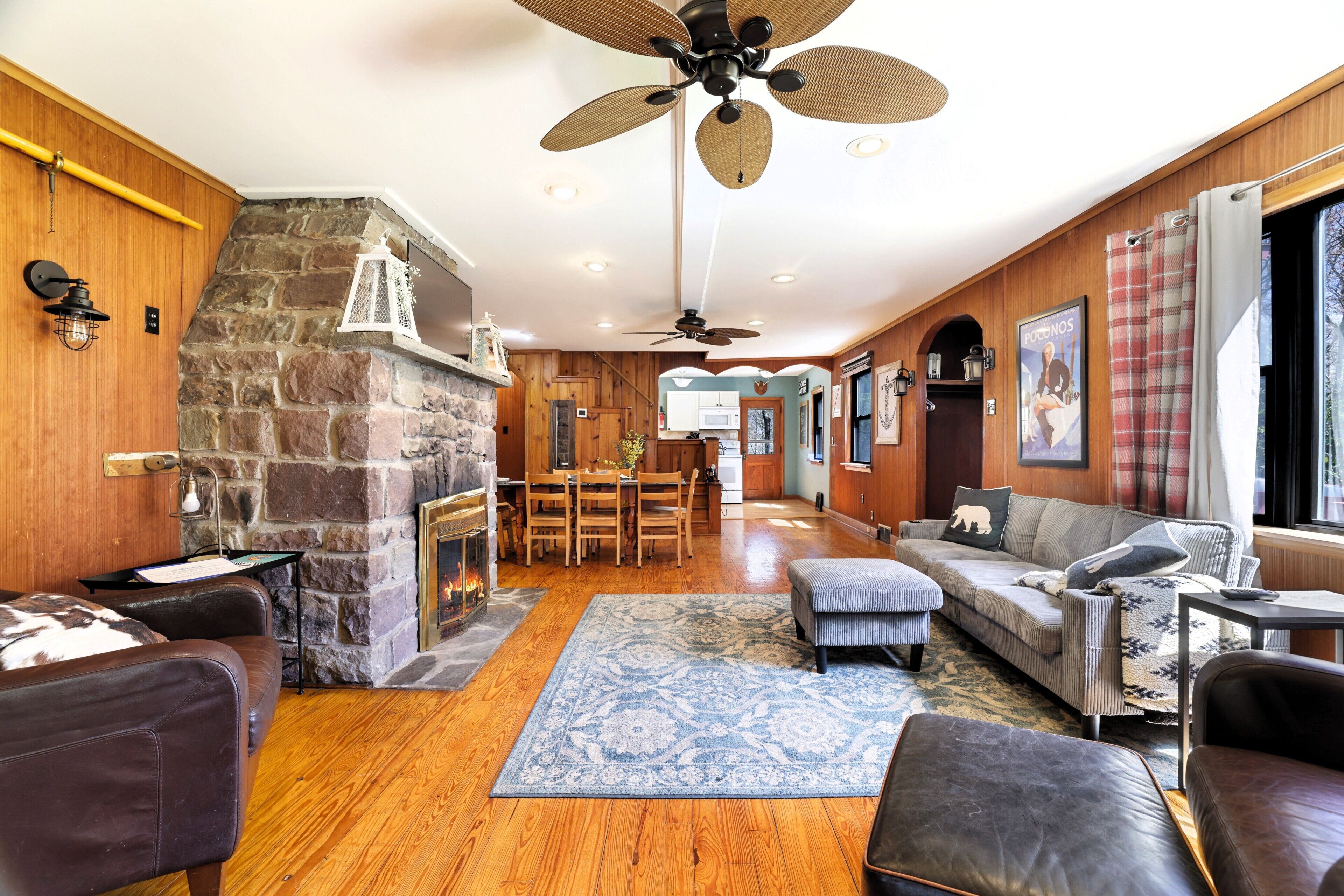 Smart TV, chimenea, futbolito y libros 
