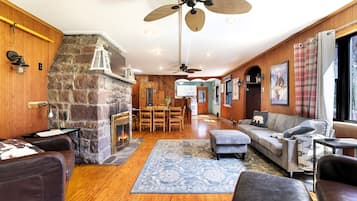 Smart TV, chimenea, futbolito y libros