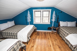 4 slaapkamers, een bureau, een strijkplank/strijkijzer, reisbedje