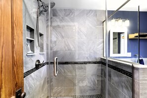 Badewanne, Whirlpool, Haartrockner, Handtücher