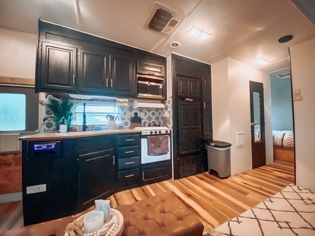 Jääkaappi, mikroaaltouuni, uuni, liesi