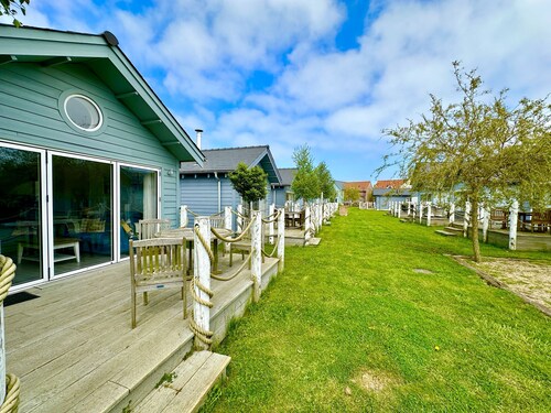 Stunning Coastal Beach House - Sleeping 5 in 2 Bedrooms - Pool and Beach Access Included.