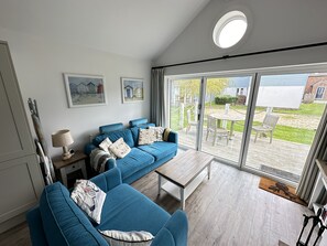 Smart TV, table tennis - Stunning Coastal Beach House - Sleeping 5 in 2 Bedrooms - Pool and Beach Access Included. (Filey)