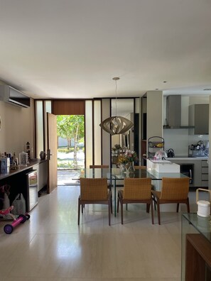 Geladeira, micro-ondas, fogão, cooktop