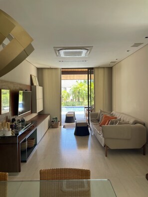 Smart TV, tavolo da calcetto, tavolo da ping pong