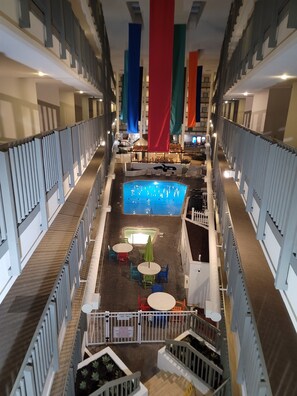 Alberca techada y alberca al aire libre