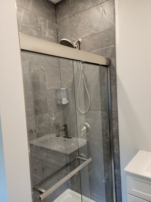 Douche, bidet, serviettes fournies, savon