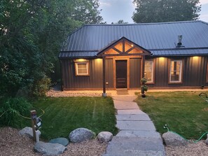 Exterior - Fully renovated luxury waterfront cottage (Havelock)