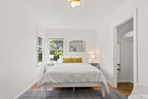 3 habitaciones, escritorio y tabla de planchar con plancha