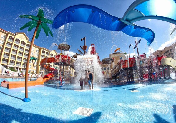 Outdoor pool, a heated pool - Right outside of Disney World. (Kissimmee)