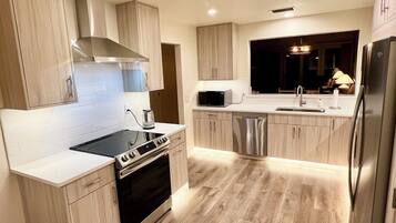 Frigorífico, microondas, horno y placa de cocina