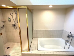 Baignoire, séchoir à cheveux, serviettes fournies, savon