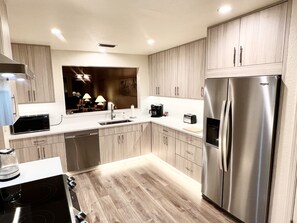 Refrigerador, microondas, horno, placa de cocina