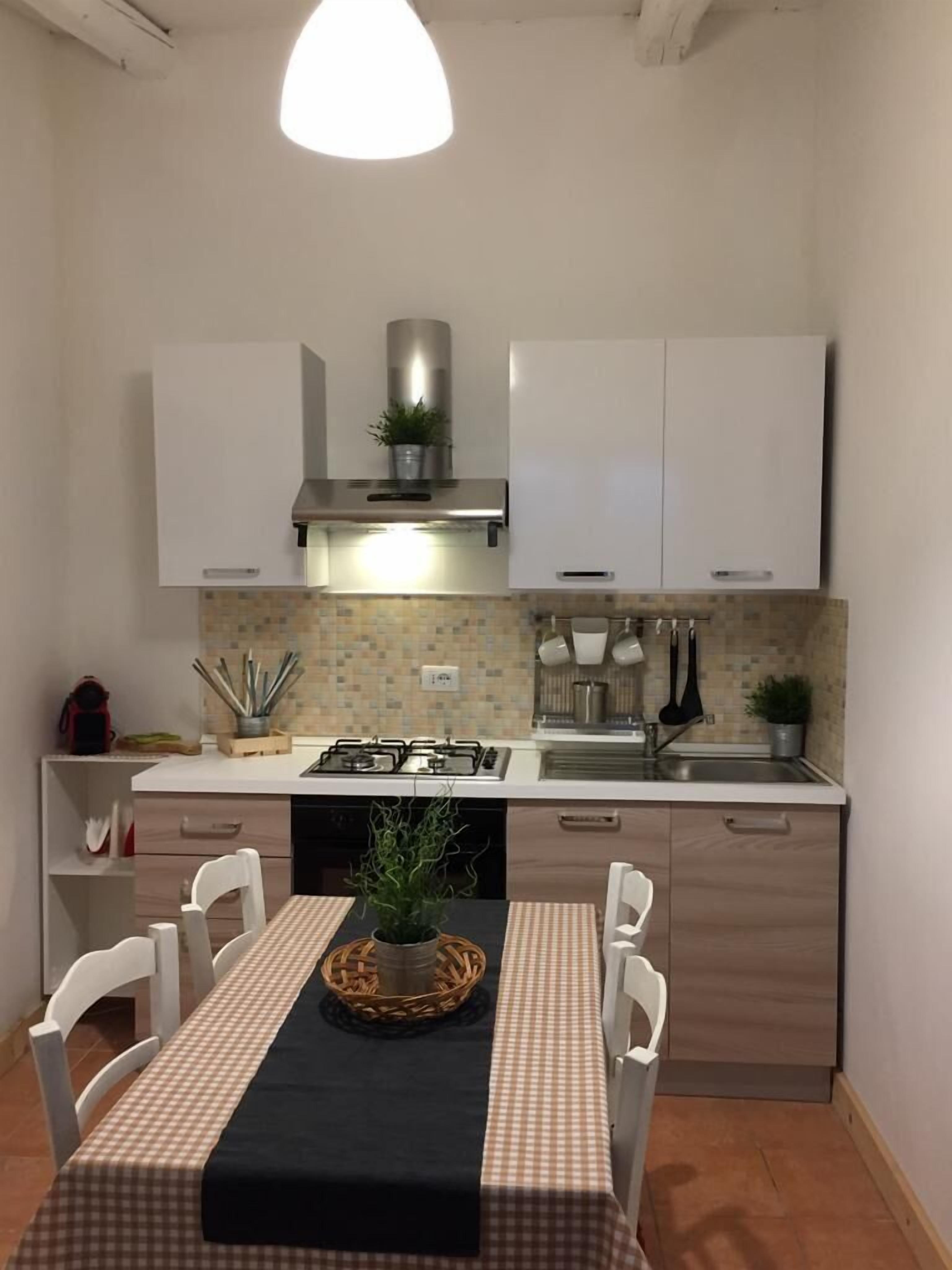 Frigorífico, microondas, cafetera o tetera y hervidor eléctrico